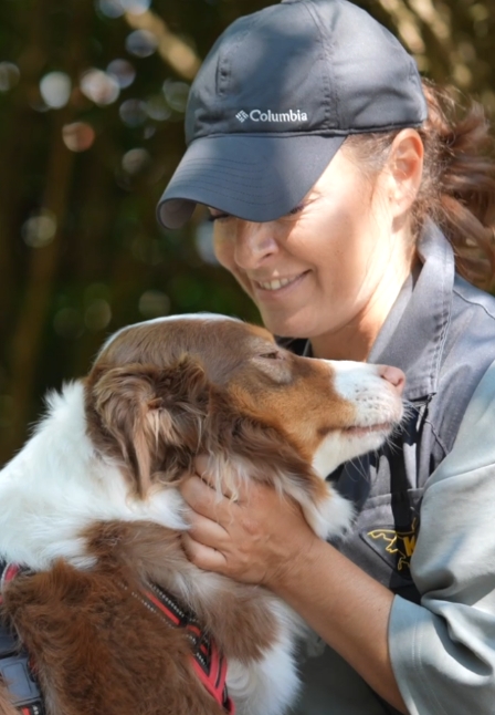 Teammitglied Serap kümmert sich um Hund